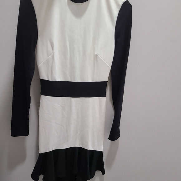 BEBE LONG SLEEVE FLOUNCED  DRESS SIZE XS - Picture 5 of 9